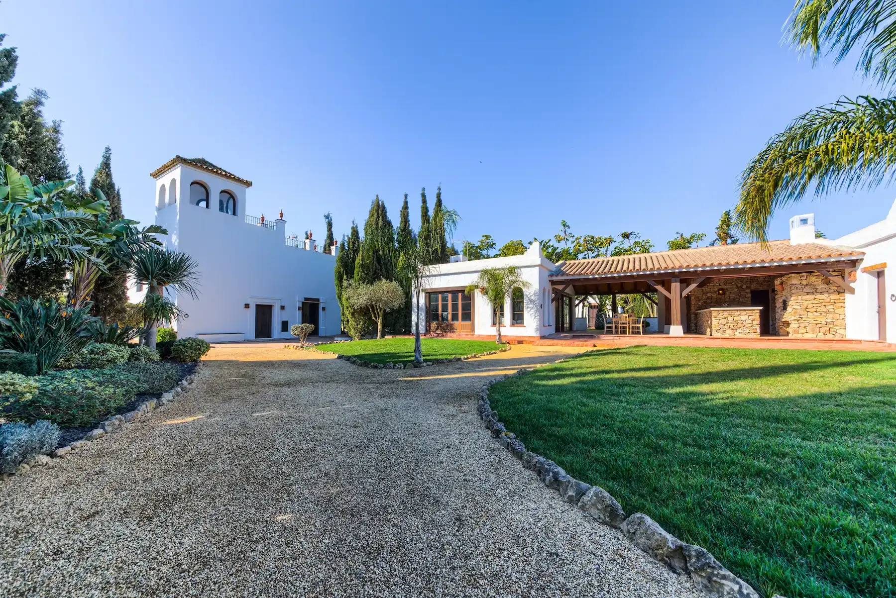 Cortijo encalado con palmeras en la Hacienda Roche Viejo