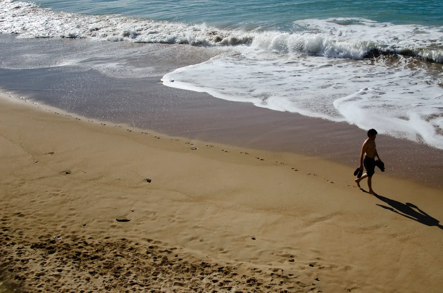 Paseo por la orilla de una playa de Conil